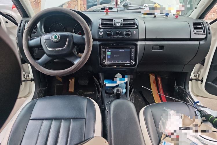 Used Skoda Fabia 2012 1.6L Automatic Sport Edition Center Console