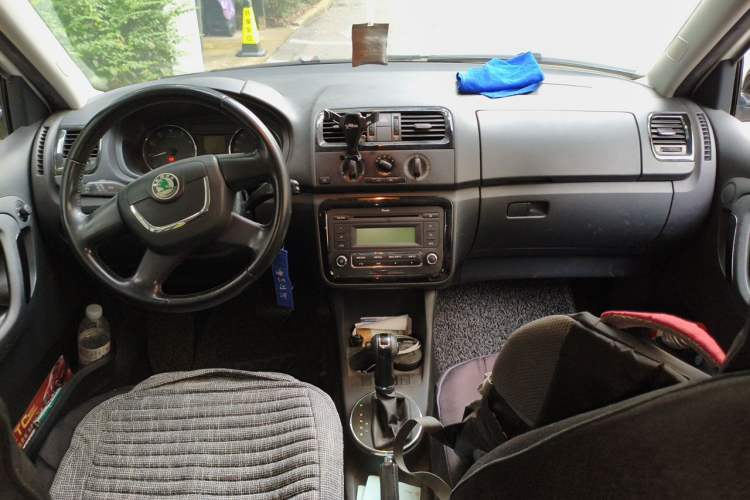 Used Skoda Fabia 2012 1.6L Automatic Sport Edition Center Console