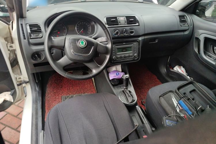 Used Skoda Fabia 2012 1.6L Automatic Cool Black Edition Center Console
