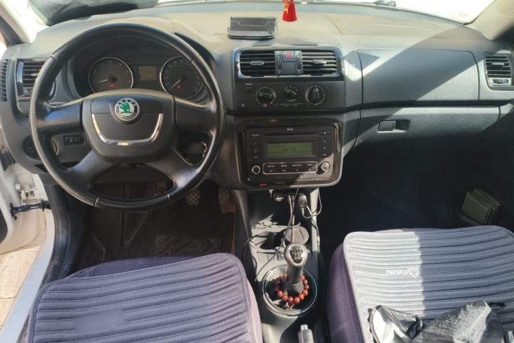 Used Skoda Fabia 2012 1.6L Manual Cool Black Edition Center Console