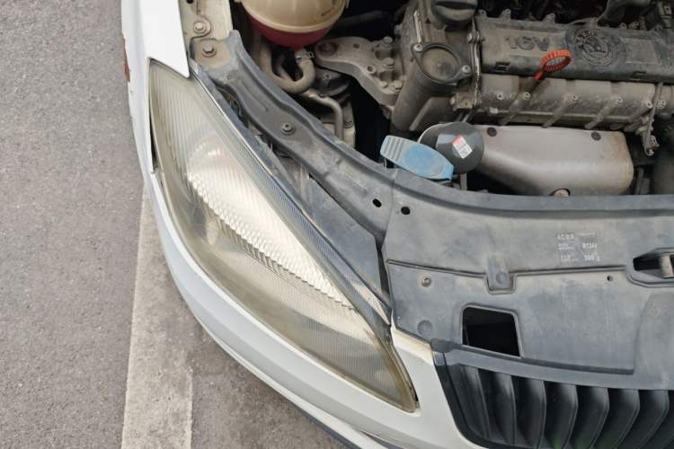 Used Skoda Fabia 2012 1.6L 5th Anniversary Limited Edition Engine Bay Right
