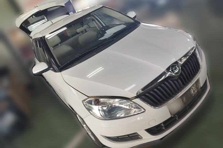 Used Skoda Fabia 2012 1.4L Manual Crystal Edition Front Right 45 Deg