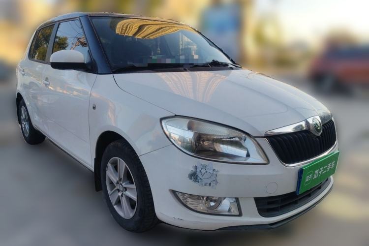 Used Skoda Fabia 2012 1.4L Automatic Crystal Edition Front Right 45 Deg