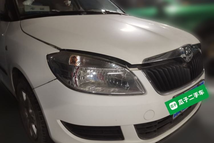 Used Skoda Fabia 2012 1.4L Automatic Crystal Edition Front Right 45 Deg