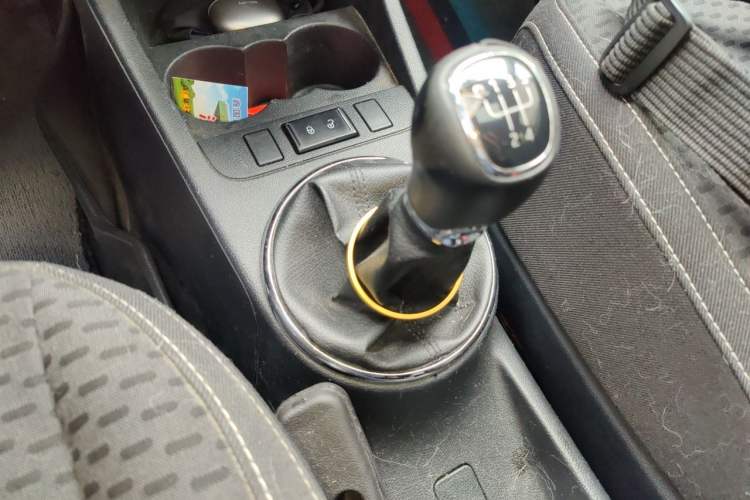 Used Skoda Fabia 2012 1.6L Manual Cool Black Edition Gear Lever