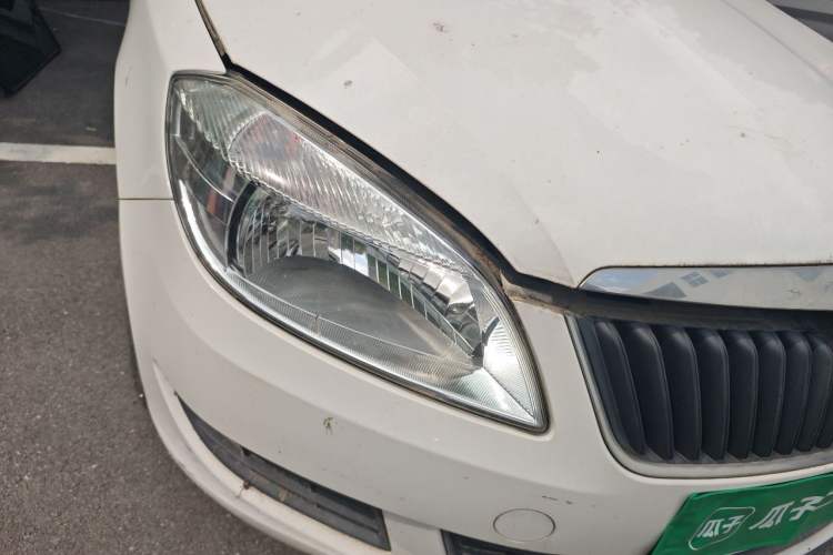 Used Skoda Fabia 2012 1.4L Automatic Crystal Edition Right Front Headlight