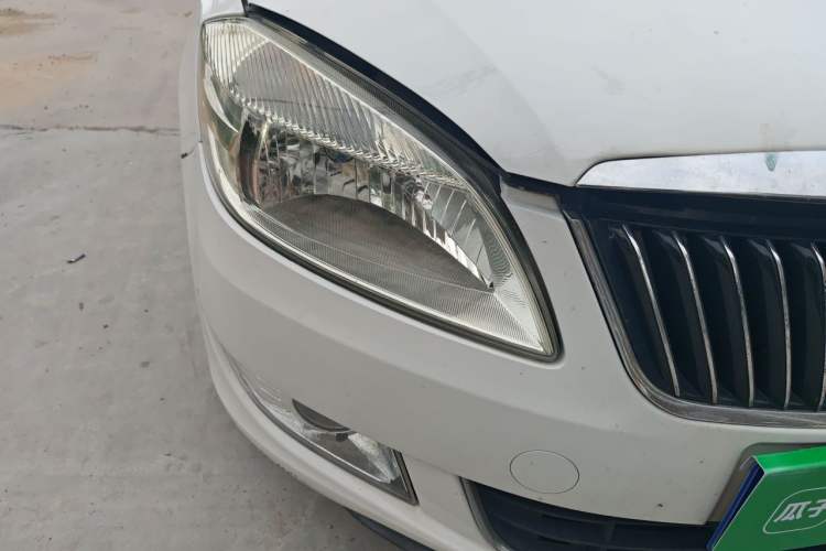 Used Skoda Fabia 2012 1.4L Automatic Crystal Edition Right Front Headlight