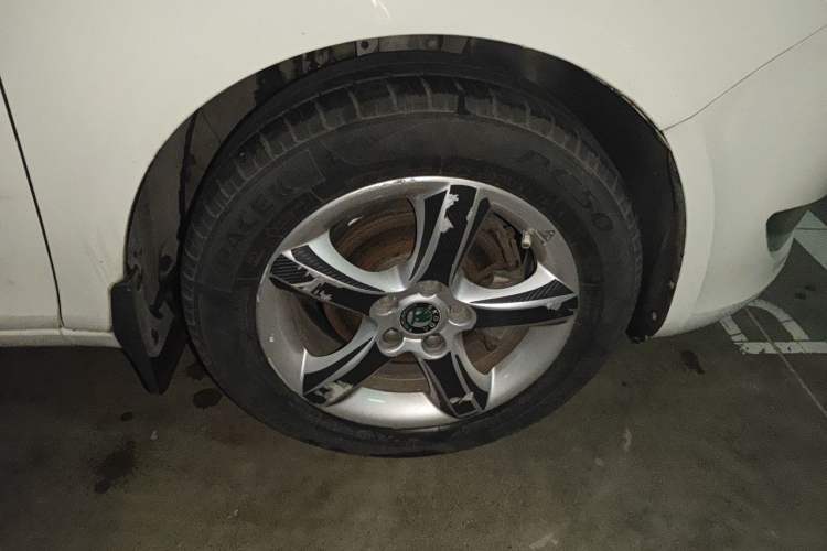 Used Skoda Fabia 2012 1.6L Manual Cool Black Edition Right Front Wheel Hub