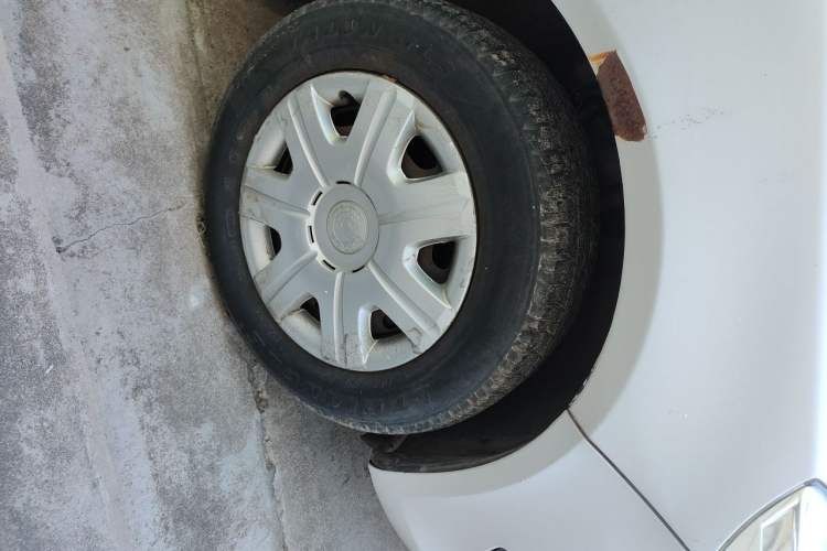 Used Skoda Fabia 2012 1.4L Automatic Crystal Edition Right Front Wheel Hub