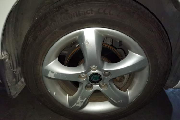 Used Skoda Fabia 2012 1.6L Automatic Cool Black Edition Right Front Wheel Hub