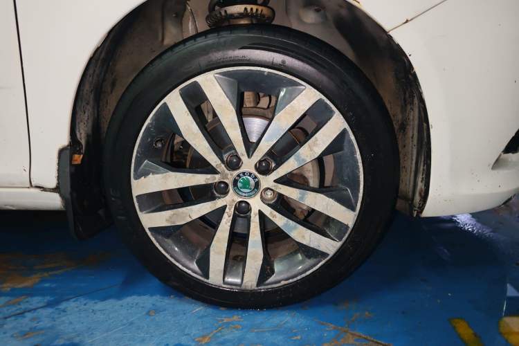 Used Skoda Fabia 2012 1.6L Automatic Cool Black Edition Right Front Wheel Hub