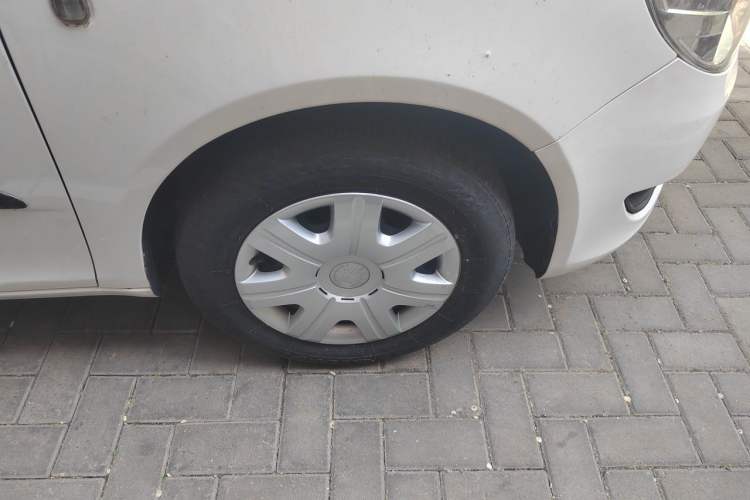 Used Skoda Fabia 2012 1.4L Automatic Crystal Edition Right Front Wheel Hub