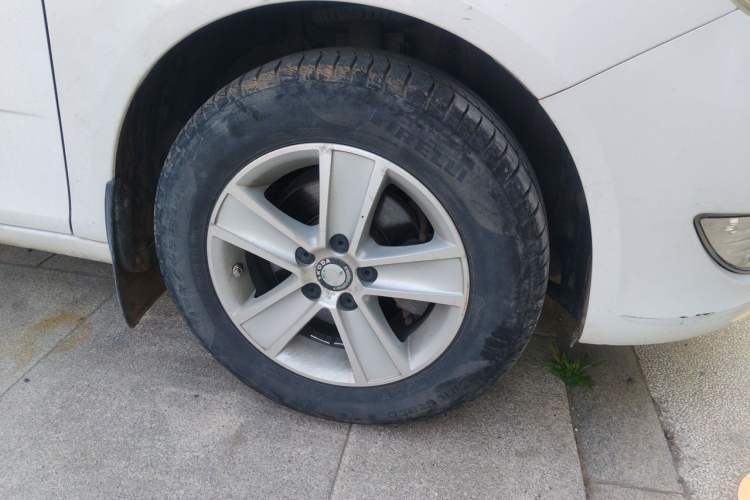 Used Skoda Fabia 2012 1.4L Automatic Crystal Edition Right Front Wheel Hub