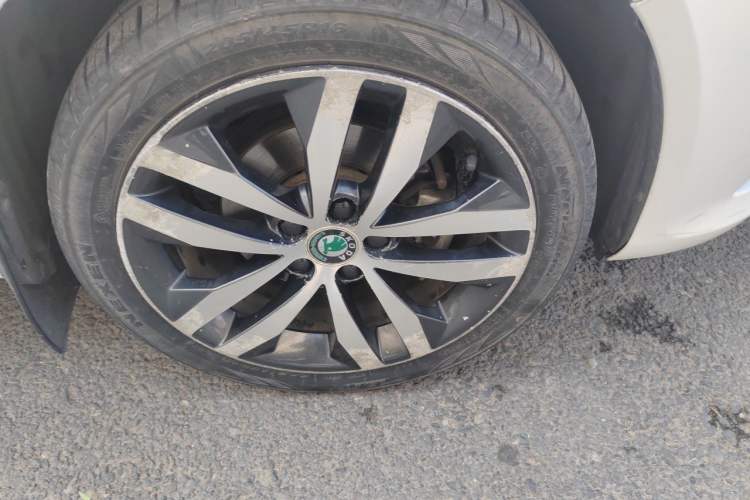 Used Skoda Fabia 2012 1.6L Automatic Sport Edition Right Front Wheel Hub