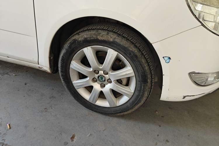 Used Skoda Fabia 2012 1.4L Automatic Crystal Edition Right Front Wheel Hub