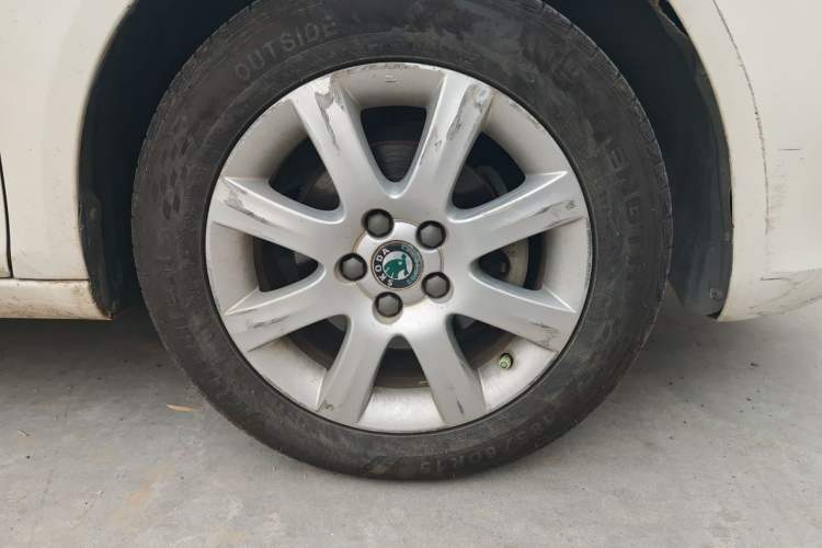 Used Skoda Fabia 2012 1.4L Automatic Crystal Edition Right Front Wheel Hub
