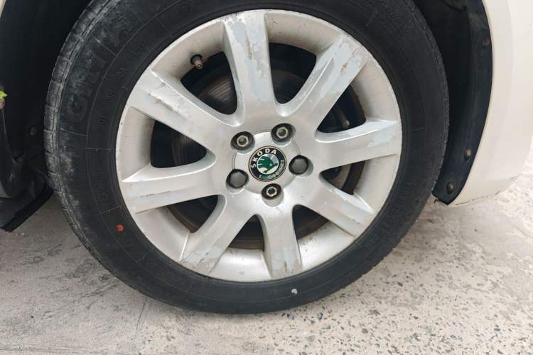 Used Skoda Fabia 2012 1.4L Manual Crystal Edition Right Front Wheel Hub