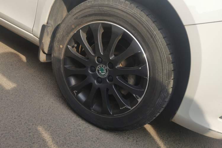 Used Skoda Fabia 2012 1.6L Automatic Sport Edition Right Front Wheel Hub