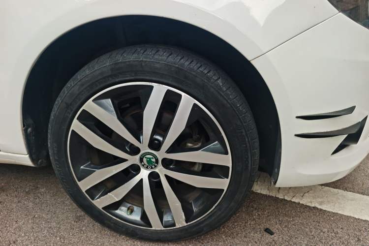 Used Skoda Fabia 2012 1.6L Automatic Sport Edition Right Front Wheel Hub