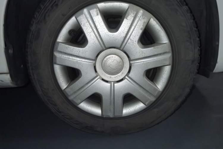 Used Skoda Fabia 2012 1.4L Automatic Crystal Edition Right Front Wheel Hub