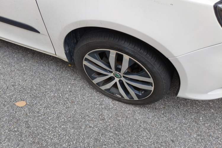 Used Skoda Fabia 2012 1.6L Automatic Sport Edition Right Front Wheel Hub