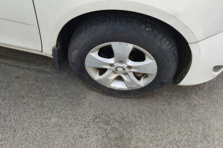 Used Skoda Fabia 2012 1.4L Manual Crystal Edition Right Front Wheel Hub