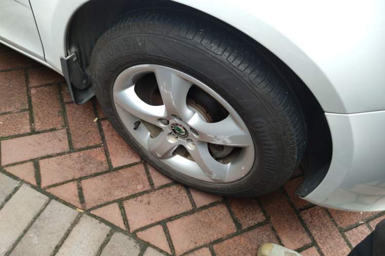 Used Skoda Fabia 2012 1.6L Automatic Cool Black Edition Right Front Wheel Hub