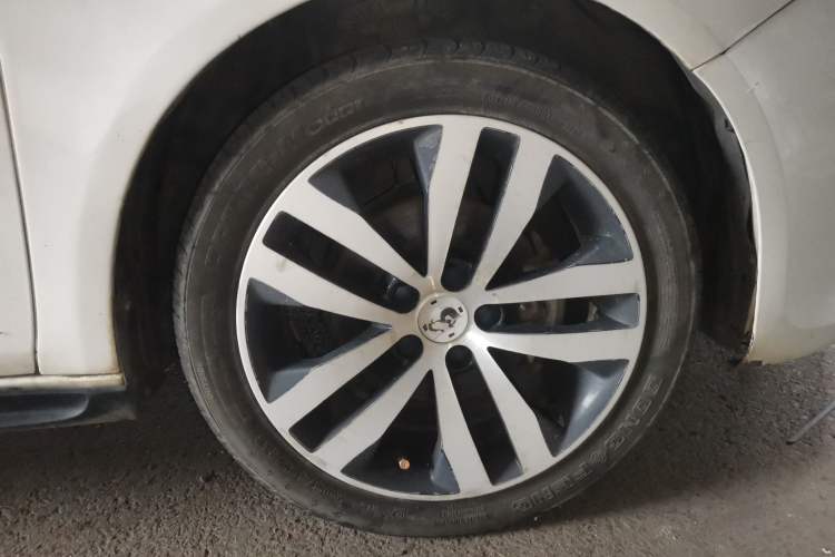 Used Skoda Fabia 2012 1.4L Manual Crystal Edition Right Front Wheel Hub