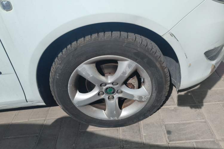 Used Skoda Fabia 2012 1.6L Manual Cool Black Edition Right Front Wheel Hub