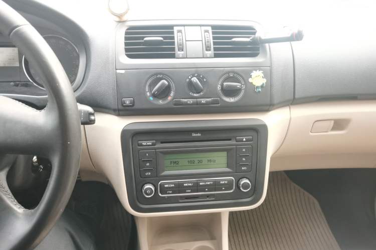 Used Skoda Fabia 2012 1.4L Automatic Crystal Edition Audio And AC Panel