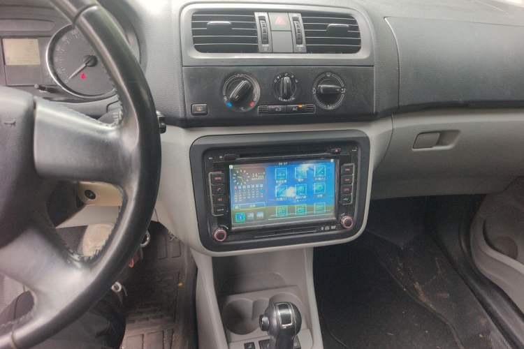Used Skoda Fabia 2012 1.6L Automatic Crystal Edition Audio And AC Panel