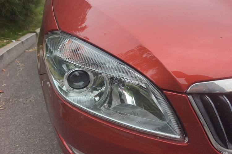 Used Skoda Fabia 2012 1.6L Automatic Crystal Edition Right Front Headlight
