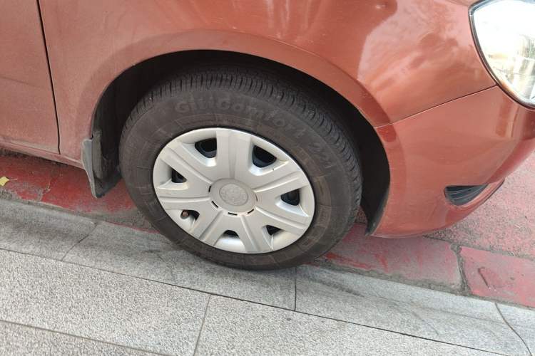 Used Skoda Fabia 2012 1.4L Automatic Crystal Edition Right Front Wheel Hub