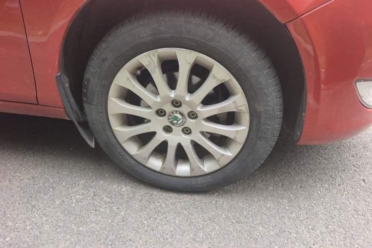 Used Skoda Fabia 2012 1.6L Automatic Crystal Edition Right Front Wheel Hub