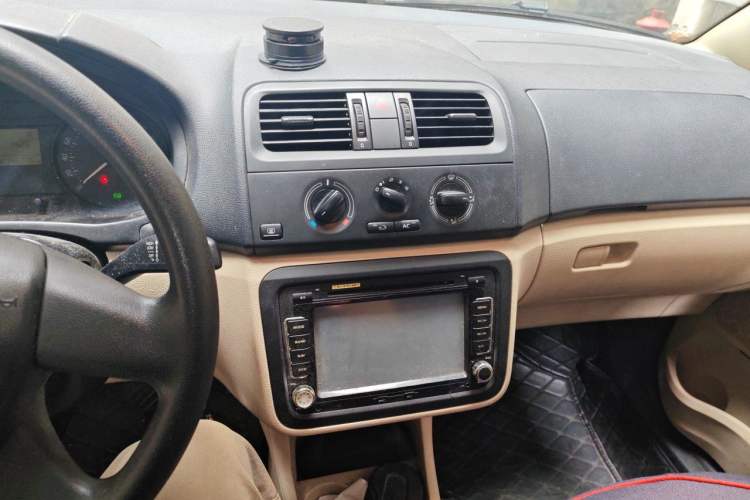 Used Skoda Fabia 2014 1.4L Automatic Crystal Edition Audio And AC Panel