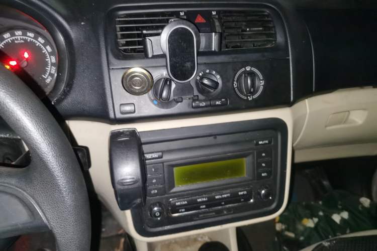 Used Skoda Fabia 2014 1.4L Manual Crystal Edition Audio And AC Panel