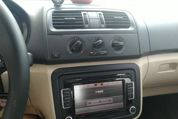 Used Skoda Fabia 2014 1.4L Manual Crystal Edition Audio And AC Panel