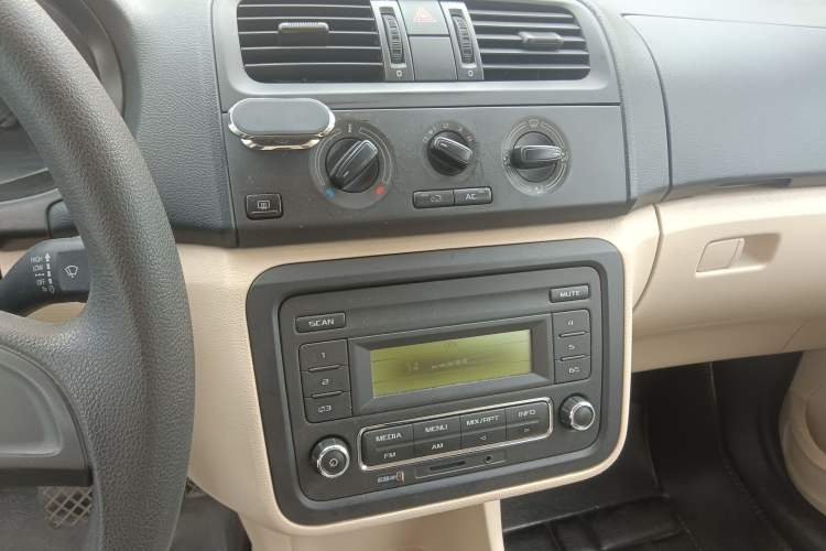 Used Skoda Fabia 2014 1.4L Automatic Crystal Edition Audio And AC Panel