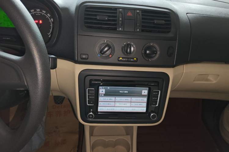 Used Skoda Fabia 2014 1.4L Manual Crystal Edition Audio And AC Panel