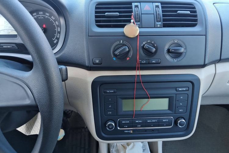 Used Skoda Fabia 2014 1.4L Automatic Crystal Edition Audio And AC Panel