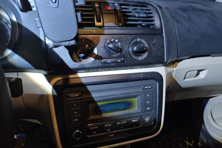 Used Skoda Fabia 2014 1.4L Manual Crystal Edition Audio And AC Panel