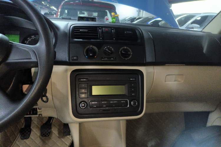 Used Skoda Fabia 2014 1.4L Manual Crystal Edition Audio And AC Panel