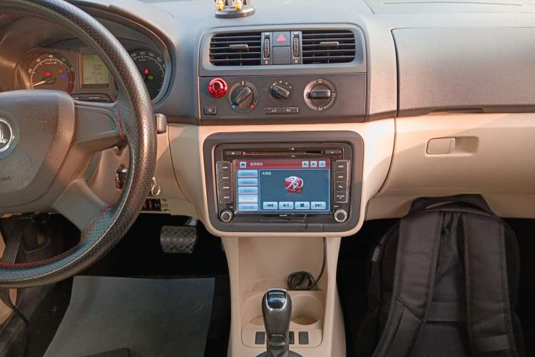 Used Skoda Fabia 2014 1.4L Automatic Crystal Edition Audio And AC Panel