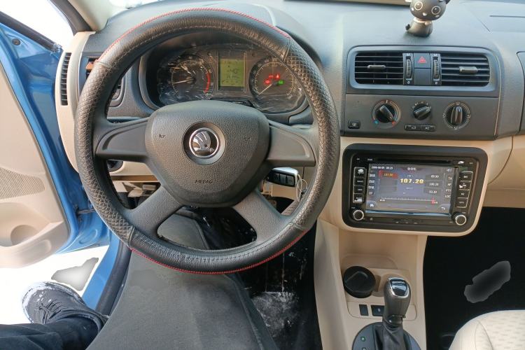 Used Skoda Fabia 2014 1.4L Automatic Crystal Edition Center Console