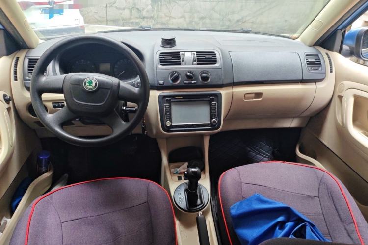 Used Skoda Fabia 2014 1.4L Automatic Crystal Edition Center Console