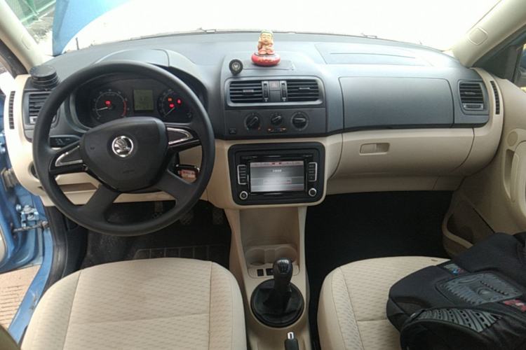 Used Skoda Fabia 2014 1.4L Manual Crystal Edition Center Console