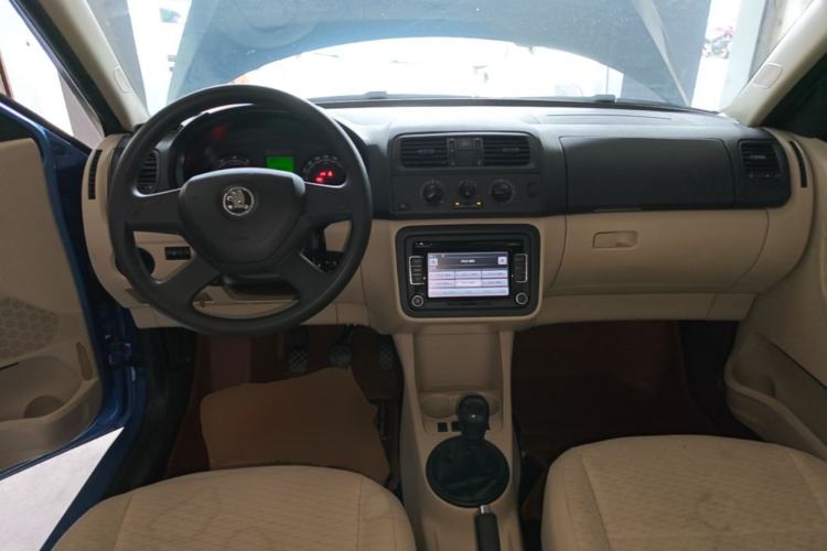 Used Skoda Fabia 2014 1.4L Manual Crystal Edition Center Console