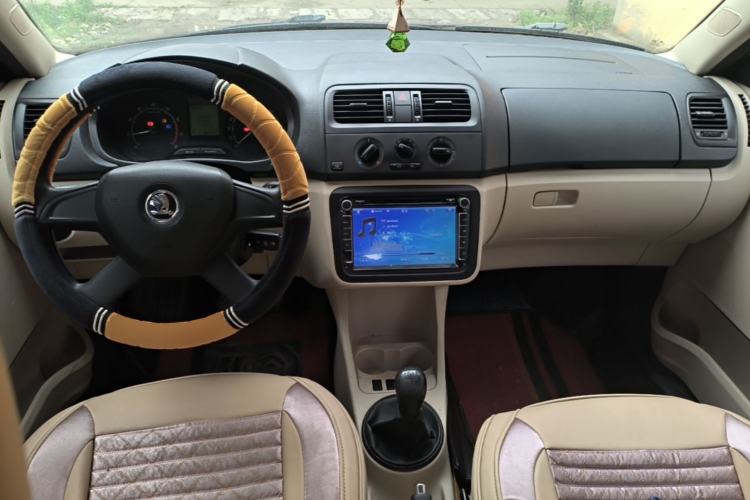 Used Skoda Fabia 2014 1.4L Manual Crystal Edition Center Console
