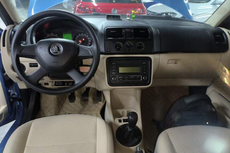 Used Skoda Fabia 2014 1.4L Manual Crystal Edition Center Console