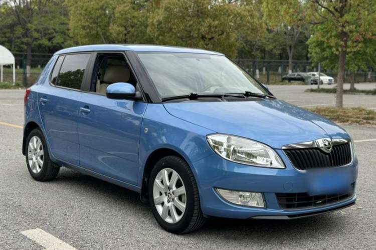Used Skoda Fabia 2014 1.4L Automatic Crystal Edition Exterior 2